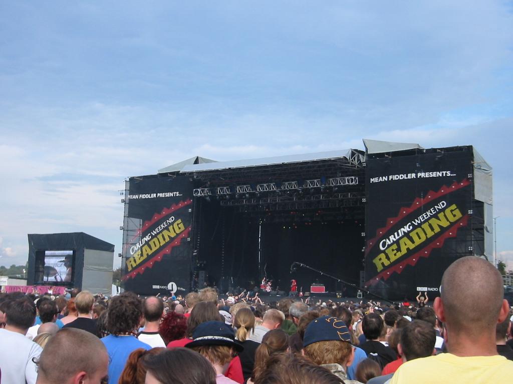 107-0702_IMG_The_White_Stripes